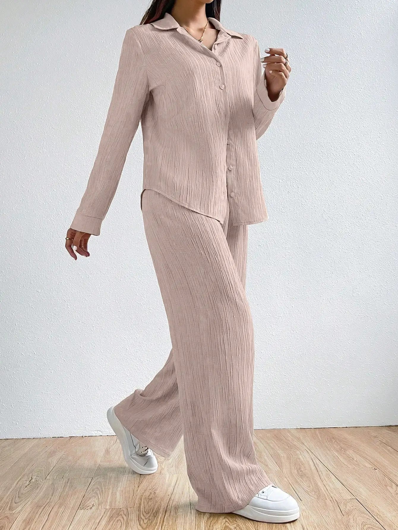 Zweiteiliger, einfarbiger Vintage-Hemd mit langen Ärmeln und Button-Down-Hemd. Lässiger, lockerer Damen-Hosenanzug mit geradem Bein - Trendtroovee