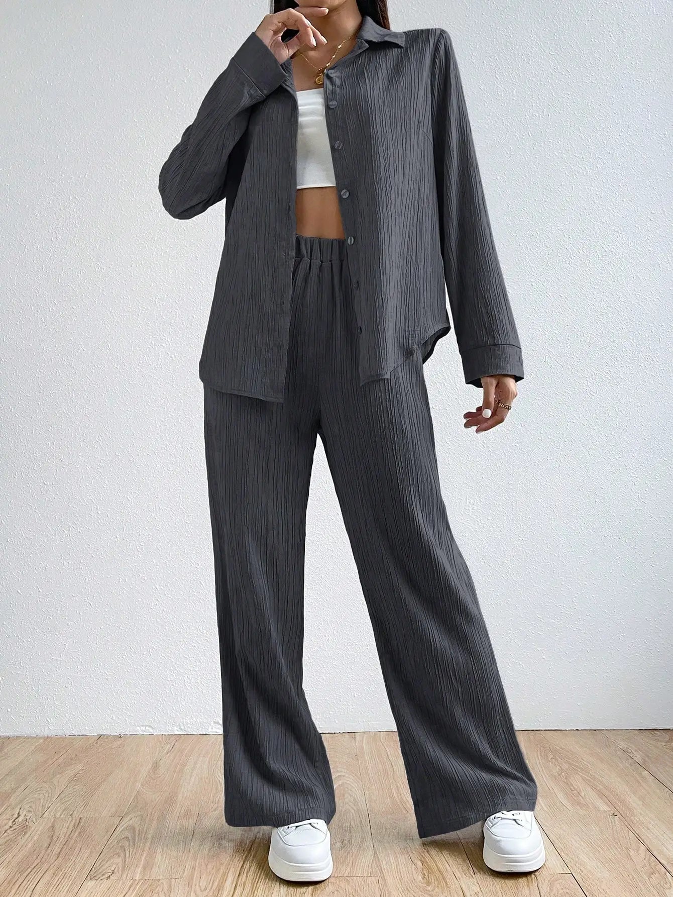 Zweiteiliger, einfarbiger Vintage-Hemd mit langen Ärmeln und Button-Down-Hemd. Lässiger, lockerer Damen-Hosenanzug mit geradem Bein - Trendtroovee