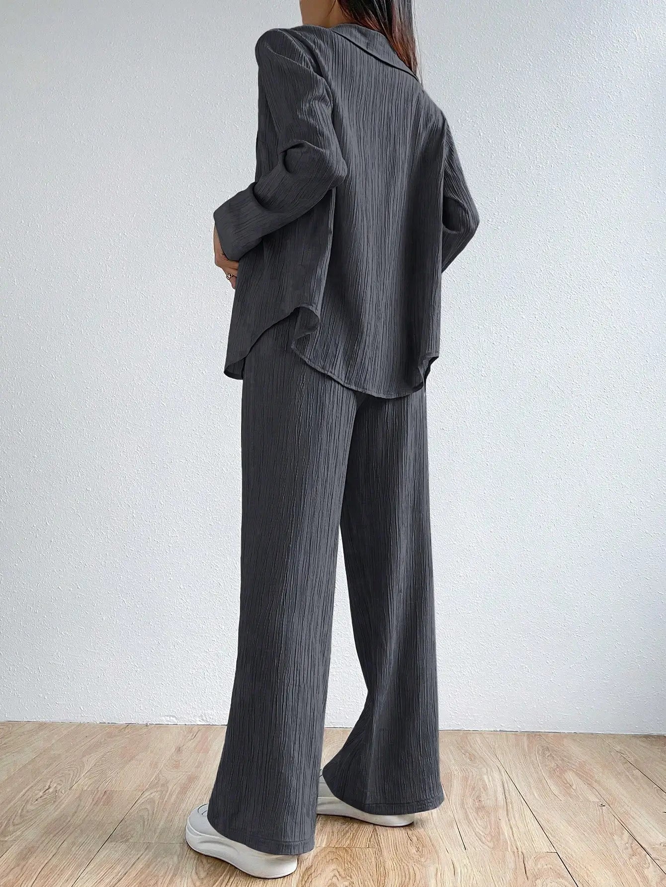 Zweiteiliger, einfarbiger Vintage-Hemd mit langen Ärmeln und Button-Down-Hemd. Lässiger, lockerer Damen-Hosenanzug mit geradem Bein - Trendtroovee