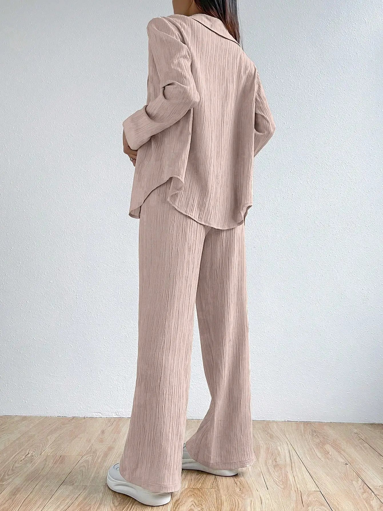 Zweiteiliger, einfarbiger Vintage-Hemd mit langen Ärmeln und Button-Down-Hemd. Lässiger, lockerer Damen-Hosenanzug mit geradem Bein - Trendtroovee