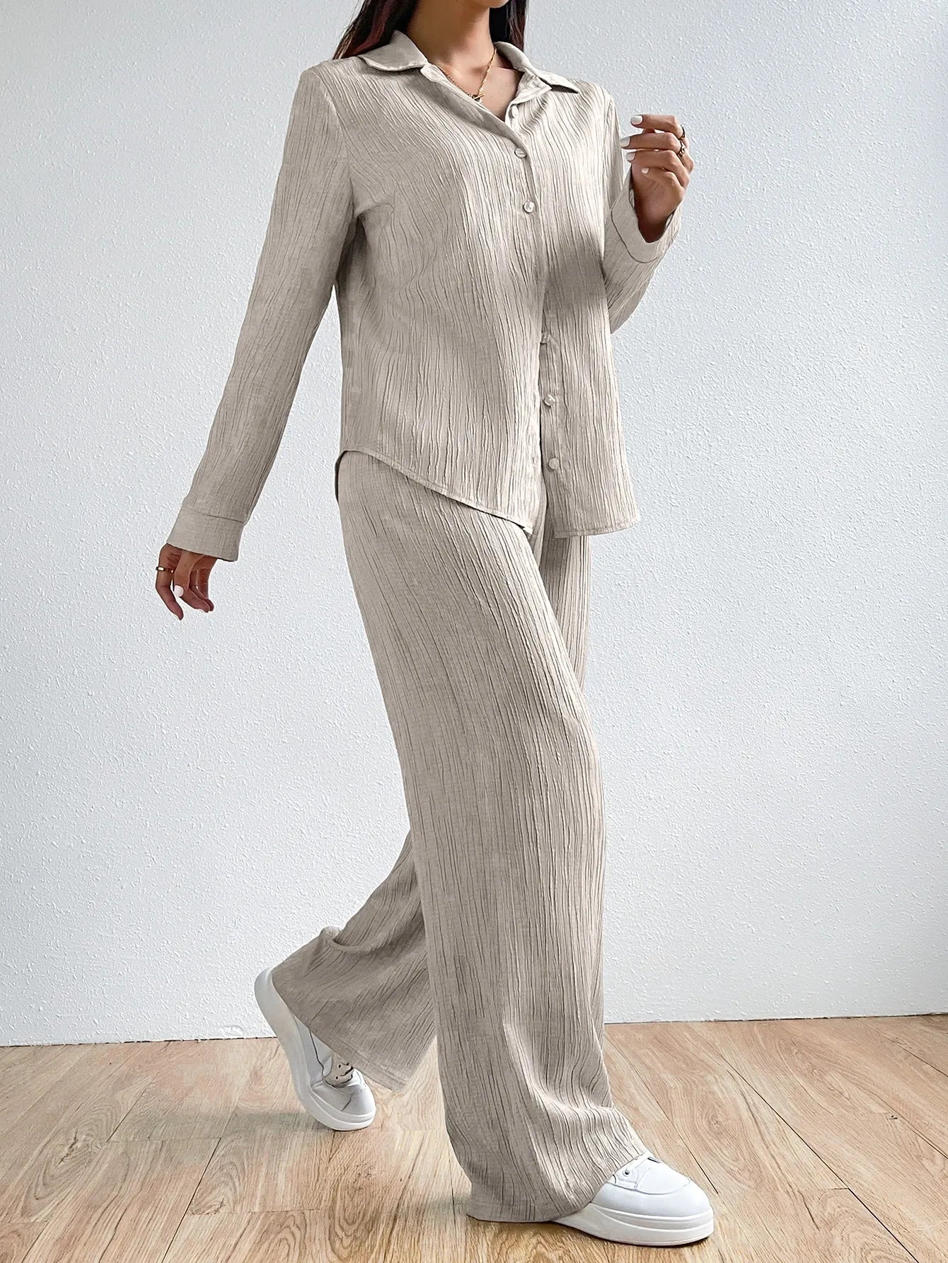 Zweiteiliger, einfarbiger Vintage-Hemd mit langen Ärmeln und Button-Down-Hemd. Lässiger, lockerer Damen-Hosenanzug mit geradem Bein - Trendtroovee