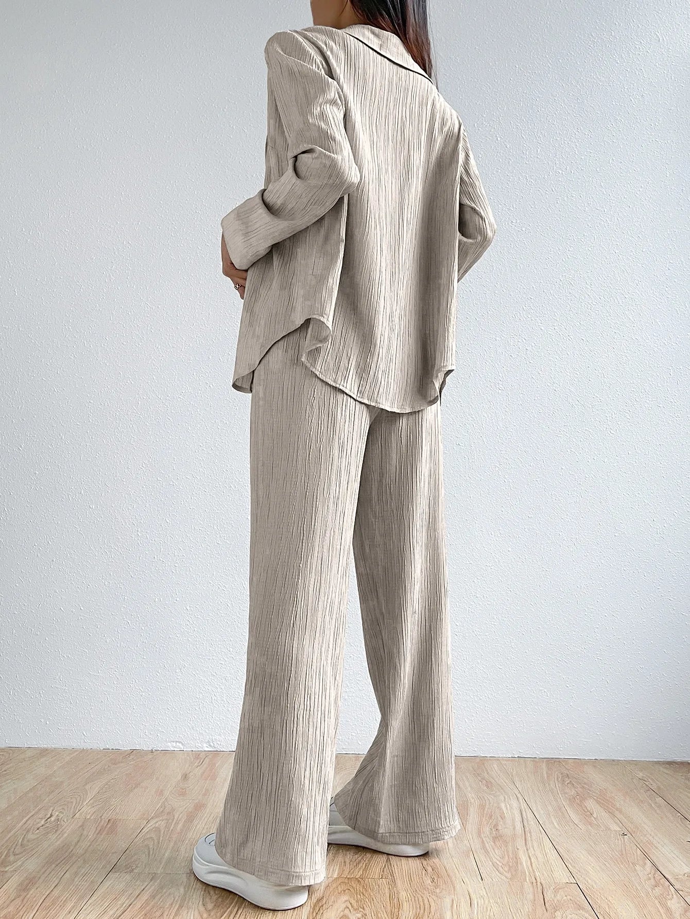 Zweiteiliger, einfarbiger Vintage-Hemd mit langen Ärmeln und Button-Down-Hemd. Lässiger, lockerer Damen-Hosenanzug mit geradem Bein - Trendtroovee