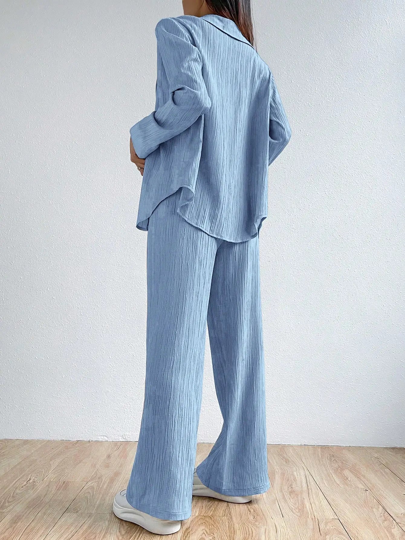 Zweiteiliger, einfarbiger Vintage-Hemd mit langen Ärmeln und Button-Down-Hemd. Lässiger, lockerer Damen-Hosenanzug mit geradem Bein - Trendtroovee